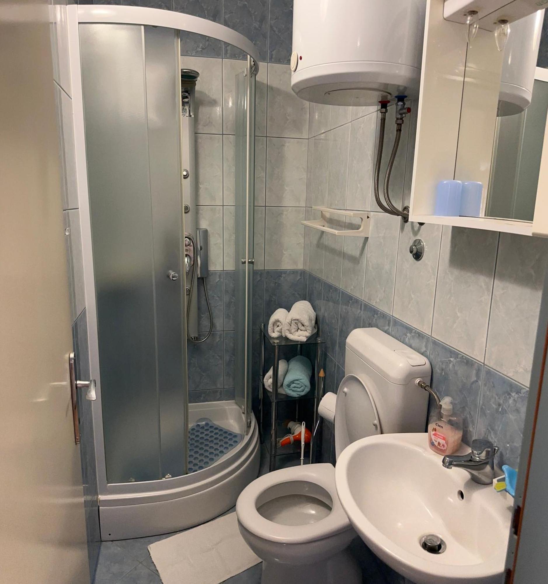 Apartman Vs *